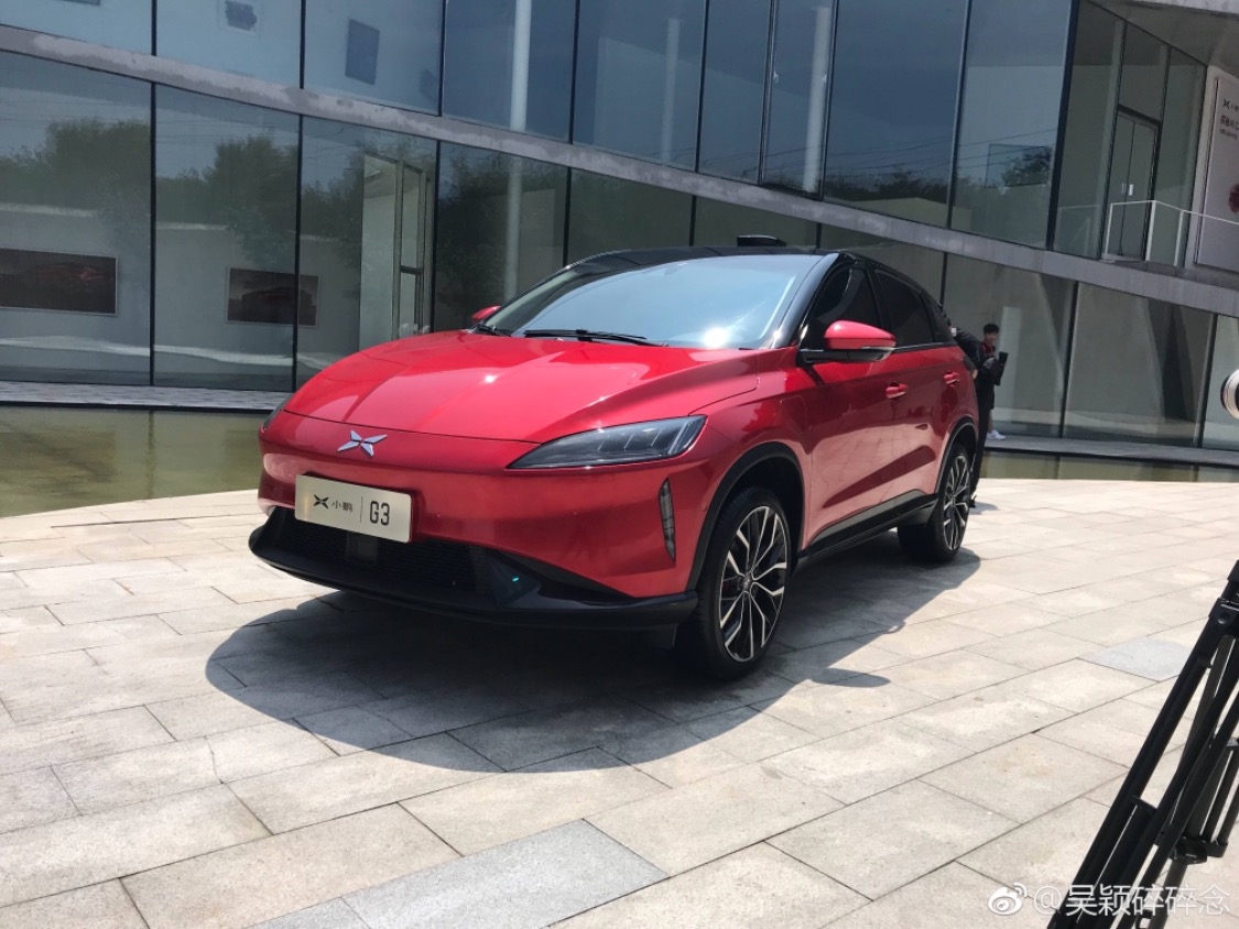 红色的小鹏g3帅气