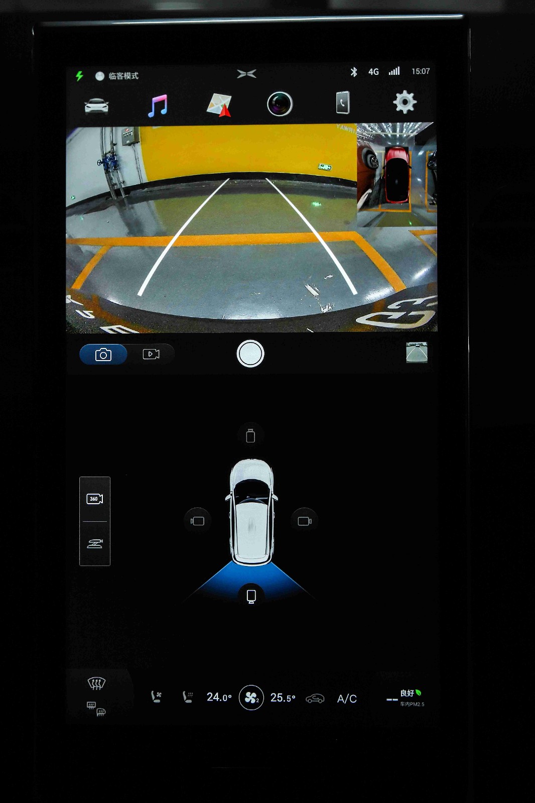 g3和modelx倒车影像很清晰,摄像机可以切换前后,这样无论车头入位还是